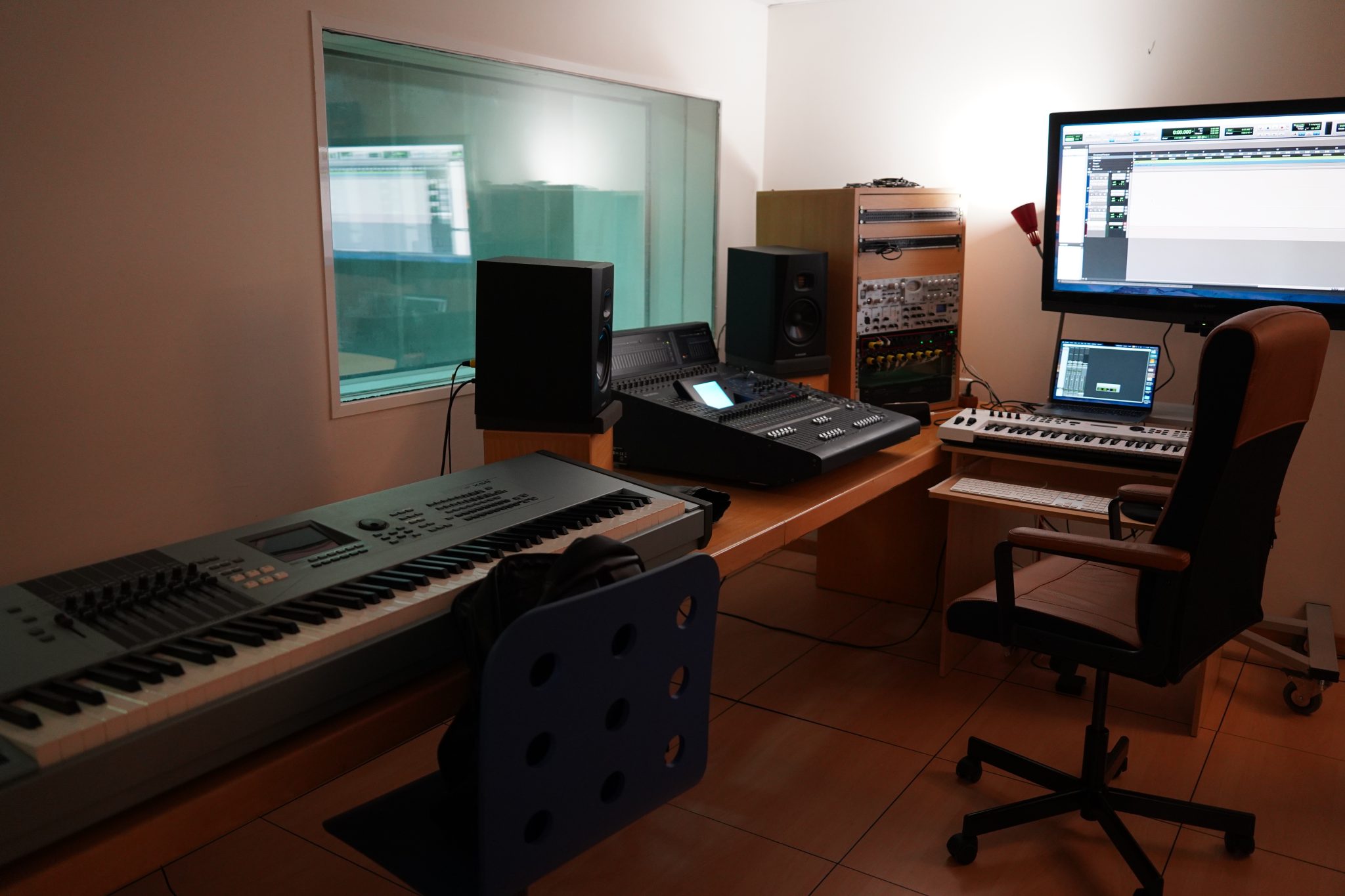 Hjemmestudie med computer, keyboards og studiemonitorer