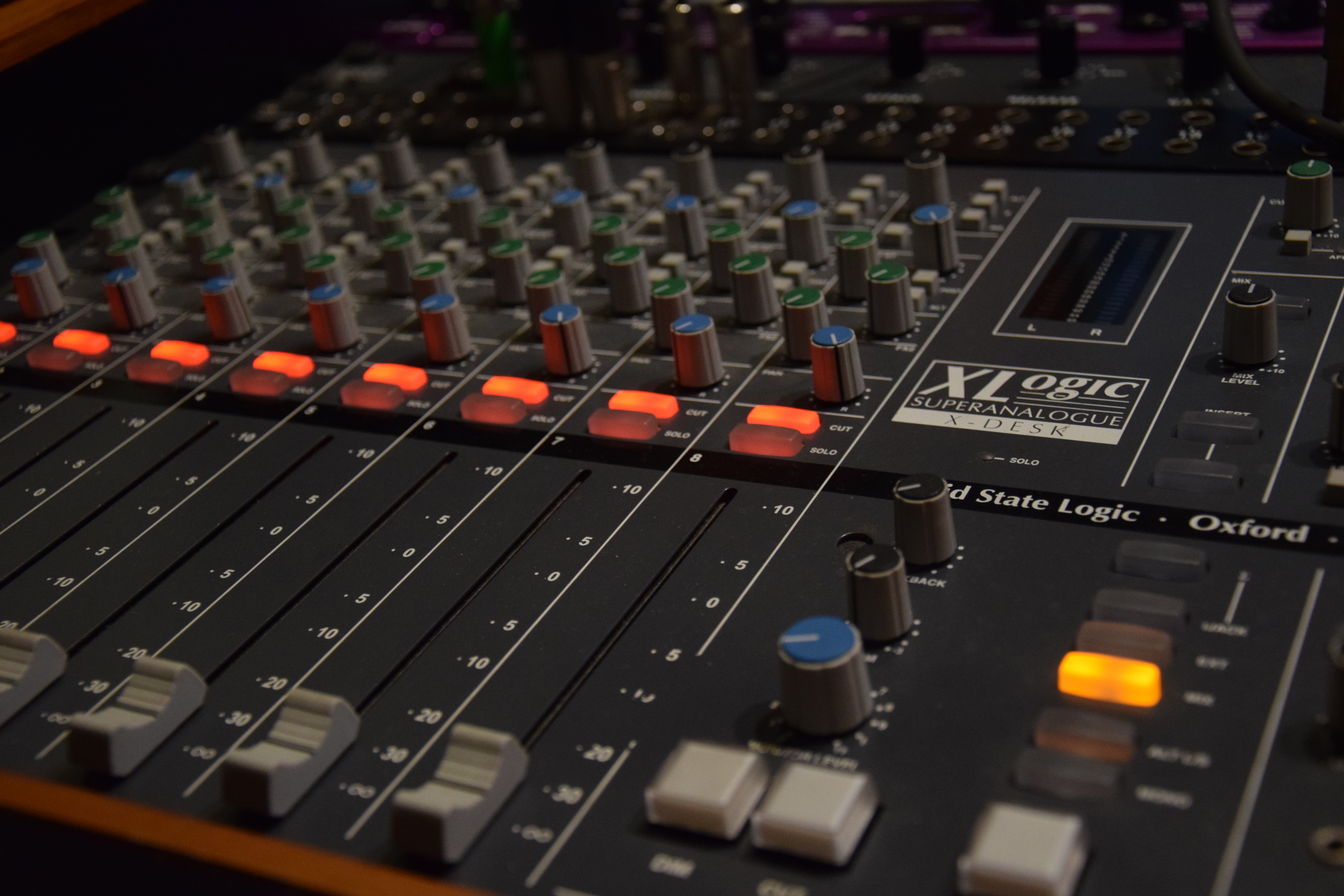 Mixerpult og studioudstyr til online mix og mastering