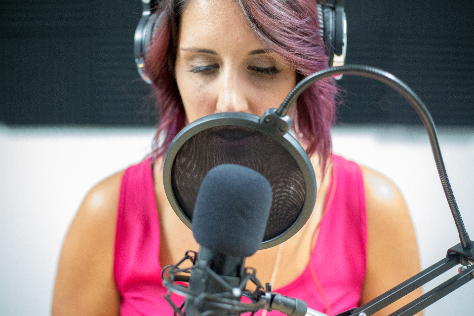 Podcaststudie med mikrofon og optageudstyr til dansk podcastredigering