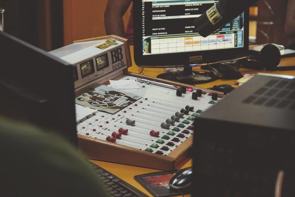 Mixer og lydudstyr brugt til at gøre musik klar til udgivelse