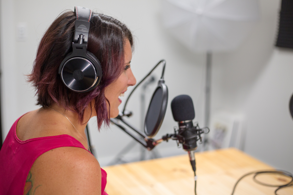 Sanger ved mikrofon til vokalproduktion og vokalmix