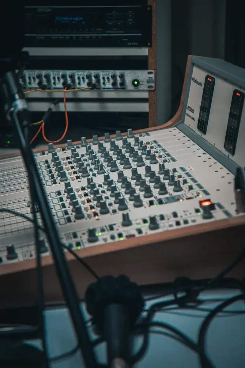 Professionelt produktionsstudie med mixer og mikrofon