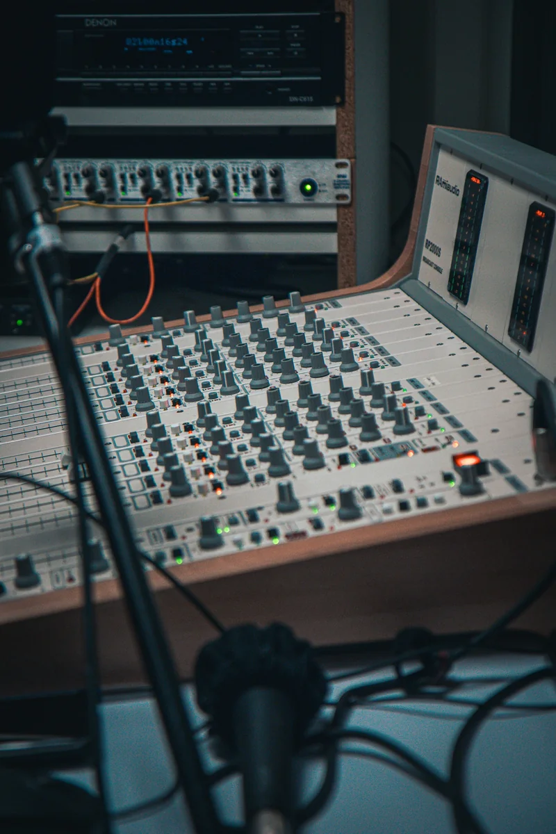 Professionelt produktionsstudie med mixer og mikrofon